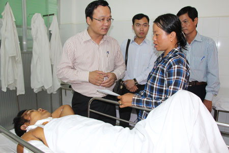 Ông Khuất Việt Hùng, Phó Chủ tịch chuyên trách Ủy ban ATGT Quốc gia đã trực tiếp đến Bệnh viện Đa khoa Bà Rịa trao quà, thăm hỏi gia đình nạn nhân