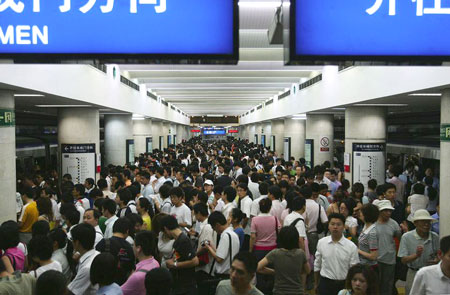 Sân ga tàu điện ngầm tại Bắc Kinh Trung Quốc trong giờ cao điểm