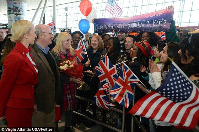 Người hâm mộ chào đón vợ chồng Công tước xứ Cambridge nước Anh từ sân bay JFK