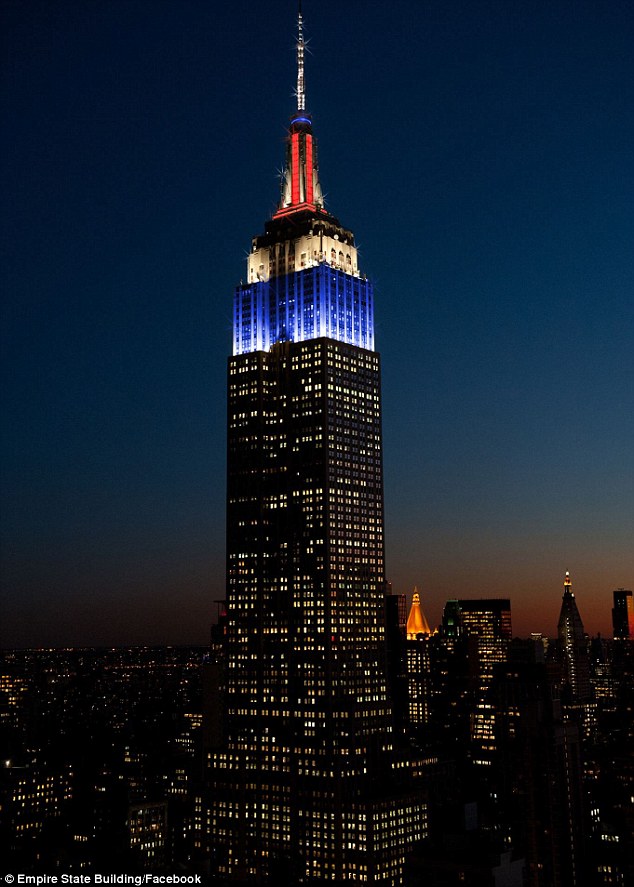 Tòa nhà Empire State được thắp sáng bằng ba màu xanh, đỏ trắng 