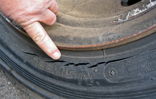 Lốp xe bị rạn, nứt có thể là hậu quả của sự lão hóa. Ảnh: Mwstangs.