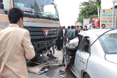 Hiện trường vụ tai nạn giao thông liên hoan tại tỉnh Hải Dương ngày 8/12