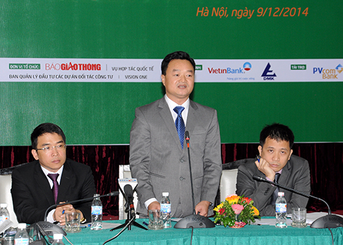 (Từ trái sang)Ông..., ông Nguyễn Bá Kiên, Tổng biên tập Báo Giao thông, ông... chủ trì buổi họp báo và trả lời các câu hỏi của phóng viên