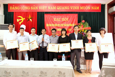 Lãnh đạo Công đoàn GTVT Việt Nam trao Bằng khen cho các đoàn viên Công đoàn của Viện CL&PT GTVT