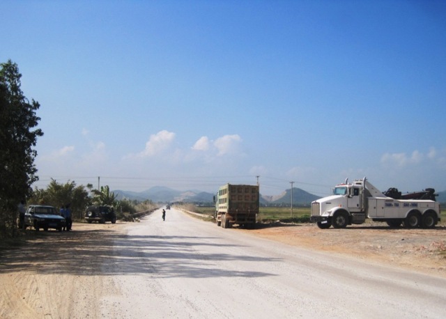 Lực lượng TTGT Cục QLĐB 2 đang kiểm tra các phương tiện vi phạm trên tuyến đường Nghi Sơn - Bãi Trành