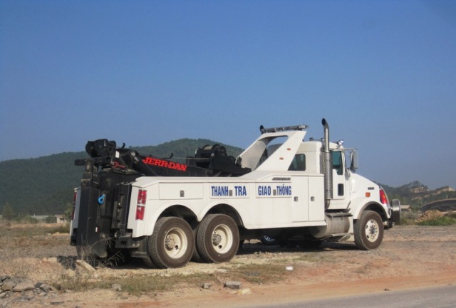 Xe đặc chủng chuyên dụng của lực lượng TTGT Cục QLĐB 2 có thể nhấc bổng một chiếc xe tải nặng hàng chục tấn