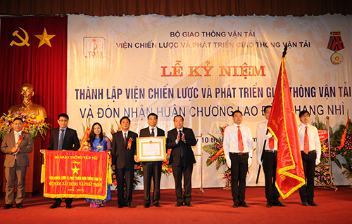 Thứ trưởng Bộ GTVT Nguyễn Hồng Trường trao Huân chương Lao động hạng Nhì cho Viện Chiến lược và Phát triển GTVT