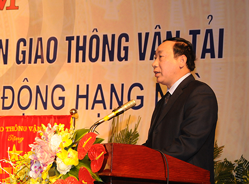 Thứ trưởng Bộ GTVT Nguyễn Hồng Trường chúc mừng những thành tựu mà CBCNV các thời kỳ của Viện Chiến lược và Phát triển GTVT đã đạt được trong 40 năm