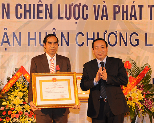 Thứ trưởng Bộ GTVT Nguyễn Hồng Trường trao Huân chương Lao động hạng Ba cho ông Phan Thanh Bình, Phó Viện trưởng Viện Chiến lược và Phát triển GTVT