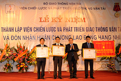 Thứ trưởng Bộ GTVT Nguyễn Hồng Trường trao Bằng khen của Bộ trưởng Bộ GTVT cho....