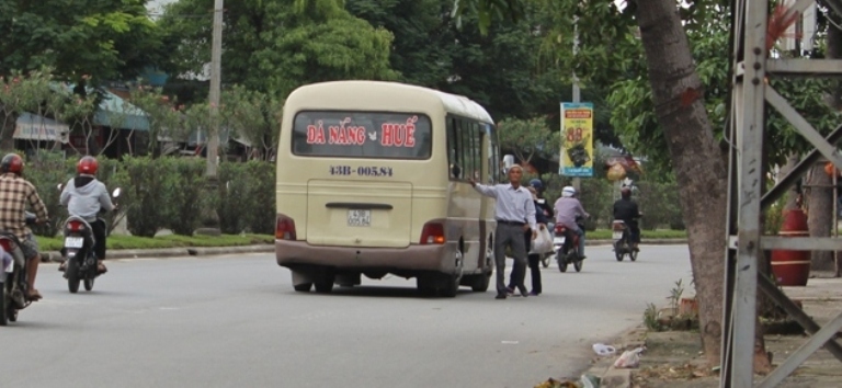 Hàng loạt xe khách tuyến Đà Nẵng- Huế ngang nhiên dừng đỗ bắt khách trong giờ hành chính