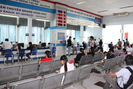 Hành khách mua vé tàu ở ga Sài Gòn