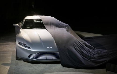 Siêu xe Aston Martin DB10, mẫu xe mới nhất của hãng Aston Martin, được thiết kế riêng cho “Spectre”- Ảnh: Reuters.