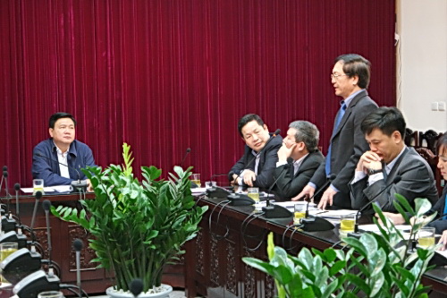 Ông Vũ Tá Tùng, Tổng Giám đốc VNR báo cáo về hệ thống bán vé điện tử
