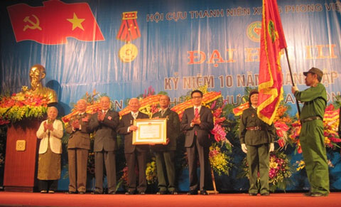 Phó Thủ tướng Chính Phủ Vũ Đức Đam trao Huân chương hạng Nhất cho Hội Cựu TNXP Việt Nam.