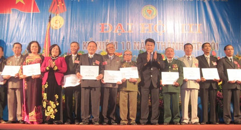 Ông Đỗ Nga Việt - Chủ tịch Công đoàn ngành GTVT trao sổ tiết kiệm cho các tỉnh, thành Hội