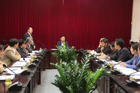 Thứ trưởng Nguyễn Hồng Trường báo cáo về dự án tại cuộc họp