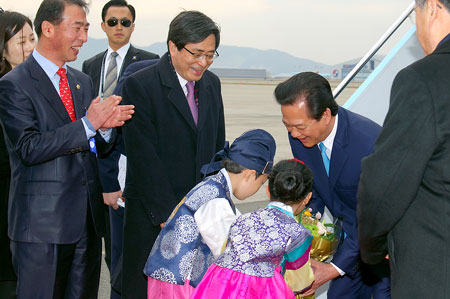 Thủ tướng Nguyễn Tấn Dũng nhận hoa chào đón tại sân bay
