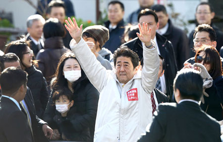 Thủ tướng Shinzo Abe trong chiến dịch vận động tranh cử tại Tokyo ngày 7/12