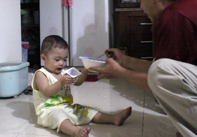Bé Bo hiện được chăm sóc khỏe mạnh tại nhà một cán bộ UBND P1Q8 (Ảnh: Tuổi trẻ)