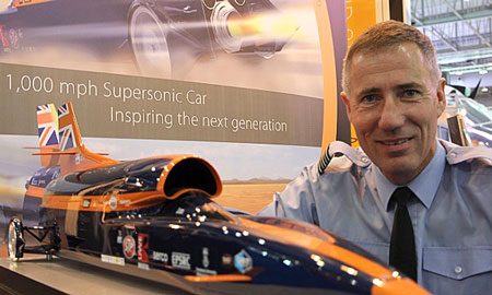 Ông Andy Green bên mô hình chiếc siêu xe chạy nhanh hơn đạn bắn