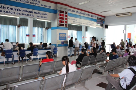 Nhiều hành khách đến ga nhận vé tàu Tết sau khi đã đặt vé thành công qua mạng.