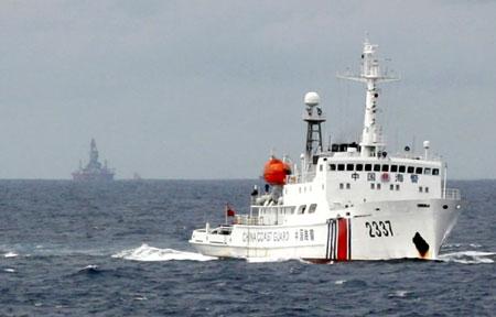 Tàu cảnh sát biển Trung Quốc phía trước giàn khoan Hải Dương 981 hạ đặt trái phép trong vùng biển Việt Nam hồi tháng 6/2014