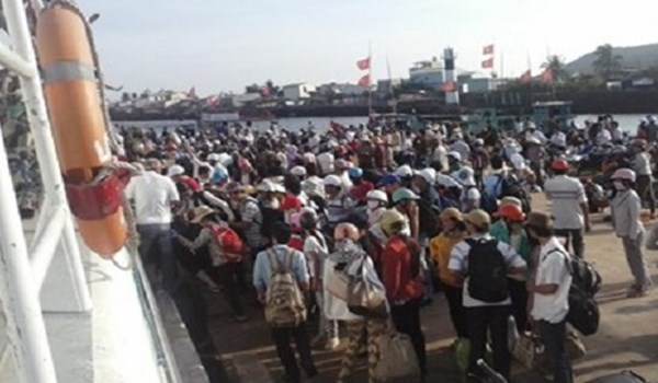 Hàng trăm hành khách mắc kẹt tại đầu bến Sa kỳ.