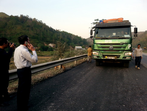 Ngay tại hiện trường, ông Nguyễn Văn Huyện đã gọi điện cho Cục trưởng Cục Đường bộ 1 phê bình nghiêm khắc vì để cho xe quá tải tham gia dự án.