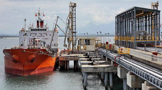 Tàu vào nhận sản phẩm tại cảng Nhà máy lọc dầu Dung Quất - Ảnh: Thanh Long