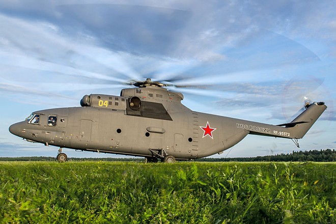 Mi-26 là trực thăng vận tải quân sự lớn nhất thế giới đang hoạt động. Trực thăng này có thể chở theo tải trọng hàng hóa tối đa tới 20 tấn. Để nâng chiếc trực thăng khổng lồ này lên bầu trời cần đến 2 động cơ Lotarev D-136 turboshaft với công suất lên đến 11.339 mã lực/chiếc. Ảnh: Wikipedia