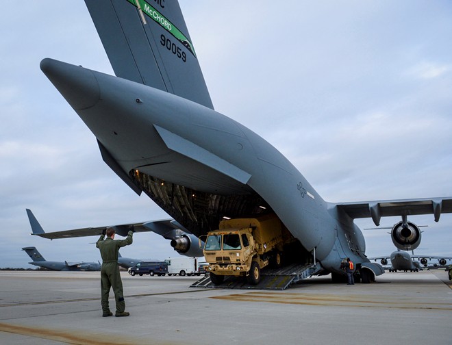 C-17 Globemaster III là một siêu vận tải cơ của Không quân Mỹ. Nó là thành phần chủ chốt trong lực lượng vận tải đường không chiến lược của Mỹ. C-17 có thể chở theo tải trọng hàng hóa tối đa tới 76,6 tấn. Ảnh: Wikipedia