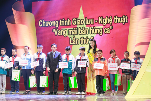 Cùng với ban tổ chức, Á hậu Huyền My đã trao tặng những phần quà từ thiện cho các nhân vật trong chương trình. 