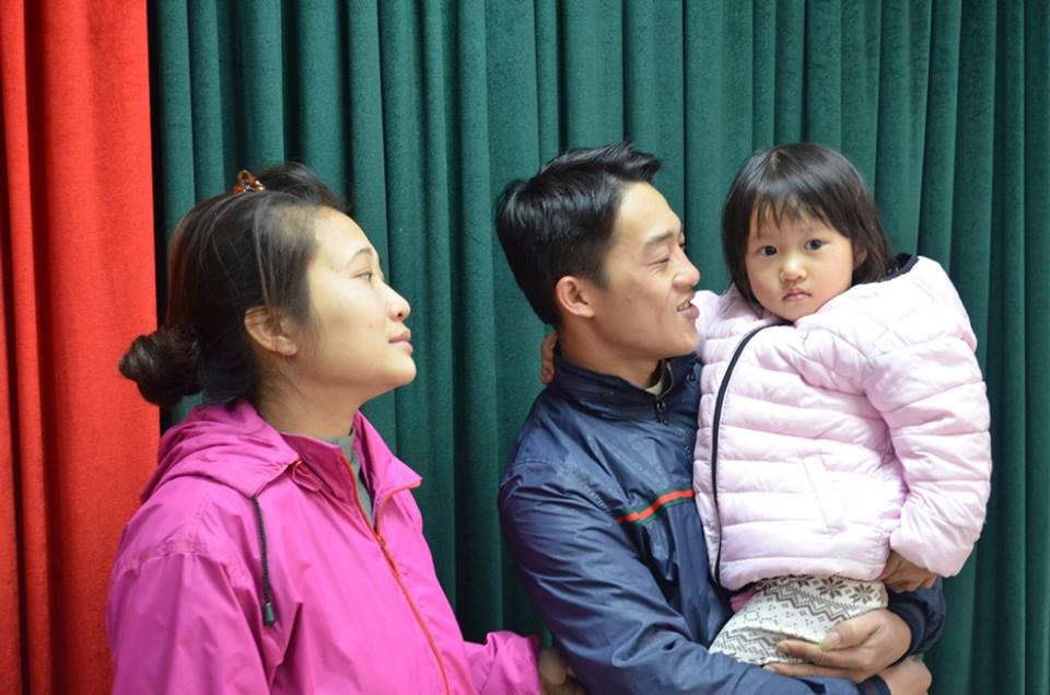 Bố mẹ bé Nguyễn Thanh Hằng vui mừng đón con từ cơ quan công an