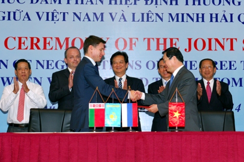 Thủ tướng Nguyễn Tấn Dũng chứng kiến lễ ký kết - ảnh VGP