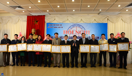 Phó chủ tịch UBND tỉnh Nghệ An trao bằng khen của Bộ GTVT cho các cá nhân