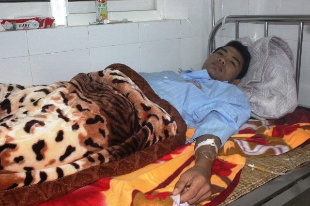 Thiếu úy Hào đang được chăm sóc tại bệnh viện (Ảnh: Dân Trí)
