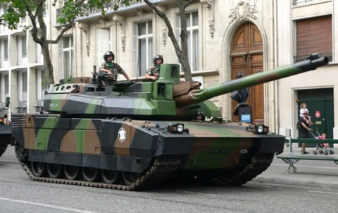 Xe tăng Leclerc trên đường phố Paris trong một buổi diễu binh.