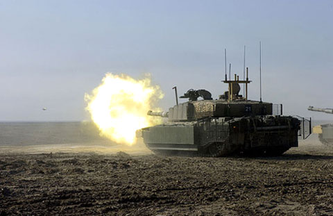 Pháo 120mm của Challenger 2 khai hỏa.