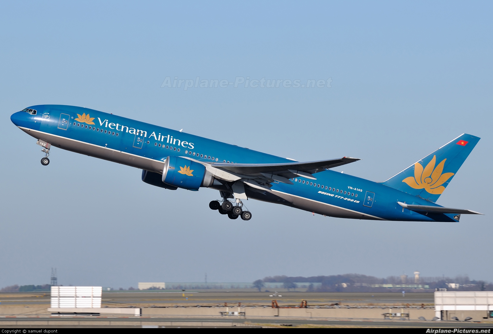 Vietnam Airlines đã chủ động chuyển toàn bộ hành khách sang máy bay khác để tiếp tục hành trình về VInh