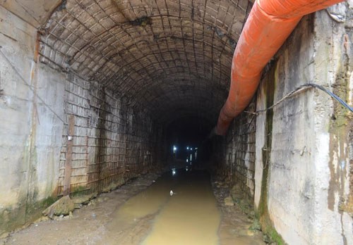 Hầm thủy điện dài khoảng 700 m, các công nhân đang thi công được 600 m. Khu vực sập hầm ở vị trí 500 m từ ngoài vào - Ảnh: Lâm Viên/ Thanh Niên