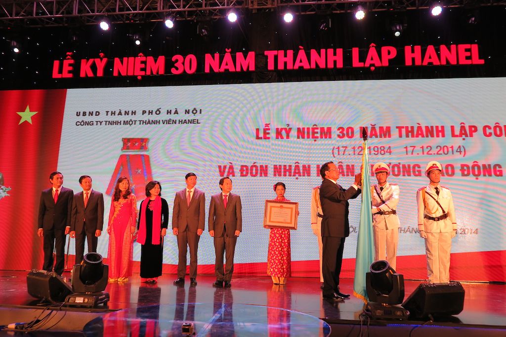 Đồng chí Phạm Quang Nghị trao tặng Huân chương Lao động hạng Nhất cho Công ty TNHH MTV Hanel