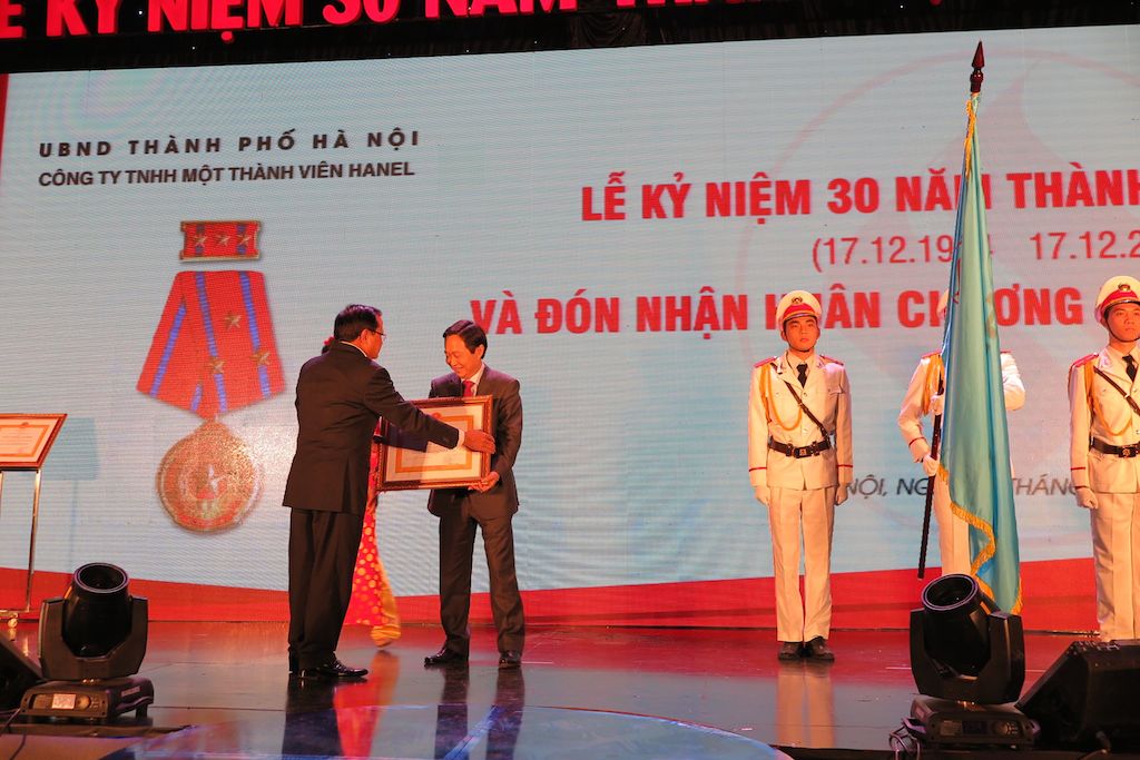 Đồng chí Nguyễn Quốc Bình - Bí thư Đảng uỷ, Chủ tịch HĐTV kiêm Tổng giám đốc Hanel cũng được trao tặng Huân chương Lao động hạng Nhì