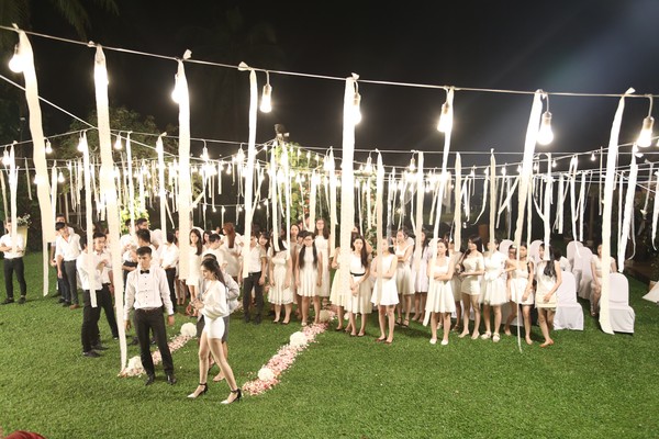 Được biết, đây là hình ảnh nằm trong MV Happy Ending mà Thủy Tiên đặc biệt chuẩn bị dành tặng cho Công Vinh và khán giả của mình trước thềm đám cưới chính thức vào ngày 27/12 tới tại Kiên Giang. Đây là MV mang chất lượng hình ảnh 6K được thực hiện rất công phu và hoành tráng.