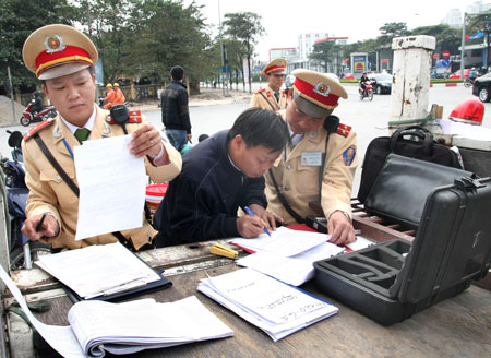 Sau khi bỏ đi, lái xe Trịnh Ngọc Sáu đã quay lại ký biên bản vi phạmẢnh: Khánh Hà