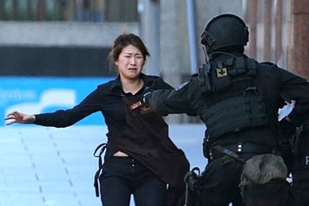 Vụ bắt cóc tại trung tâm Sydney thêm lần nữa cảnh báo mối nguy về các phần tử Hồi giáo cực đoan thường được gọi là “sói đơn độc” (Ảnh: Một con tin chạy thoát trong vụ bắt cóc ngày 15/12)