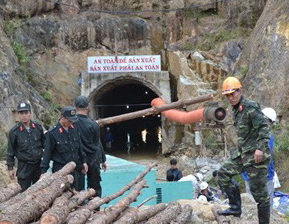 Lực lượng cứu hộ tích khẩn trương trước cổng hầm