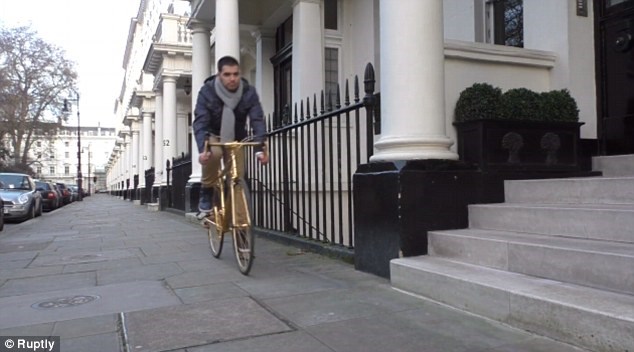 Chiếc xe đạp mạ vàng 24 carat của Goldgenie. (Ảnh: dailymail.co.uk)
