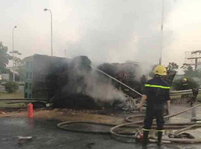 Chiếc xe tải bốc cháy dữ dội sau khi bị nổ lốp trên đại lộ Thăng Long sáng 18/12. Ảnh: Quốc Huy/otofun.