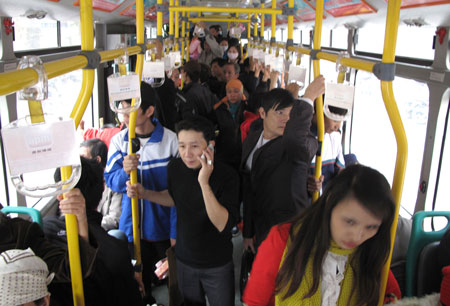 Hành khách khi đi xe buýt nếu bị QRTD cần thông báo với lái, phụ xe để được hỗ trợ (ảnh minh họa)